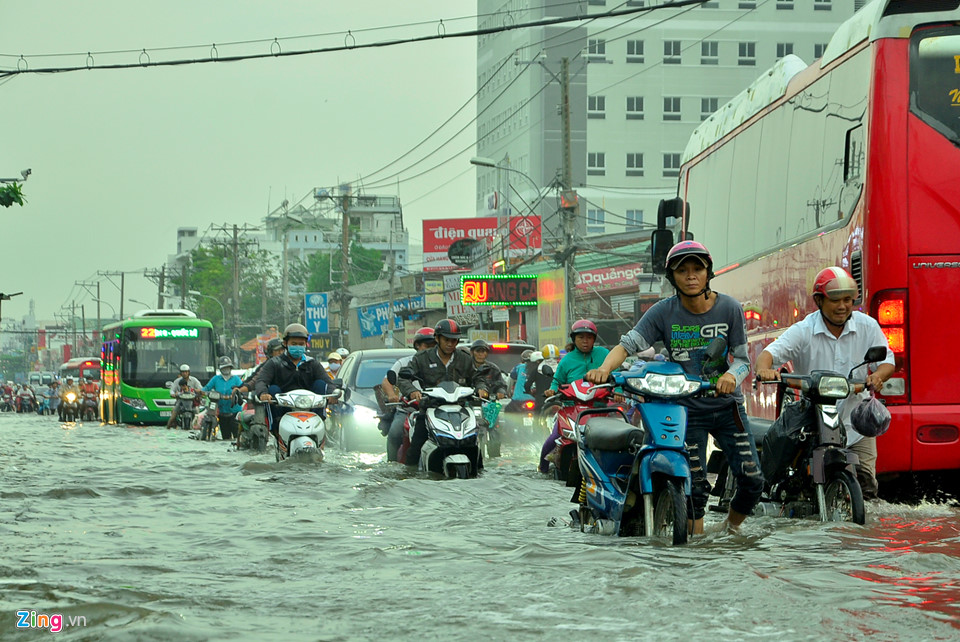 Sài Gòn vỡ đê bao, kẹt xe trong ngày triều cường đạt đỉnh